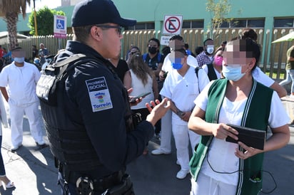 De forma pacífica, los trabajadores de la clínica 16 del IMSS manifestaron sus inconformidades ante la falta de insumos, así como su preocupación ante la falta de protocolos para tratar COVID-19. (FERNANDO COMPEÁN)