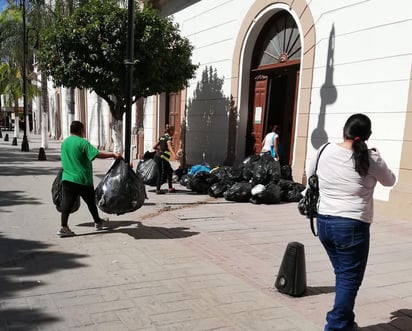 Las amas de casa y hombres entraron al lugar y sin decir más llevaron los desechos a la Tesorería y la oficina del Predial, abriéndolas y regando su contenido. (EL SIGLO DE TORREÓN)