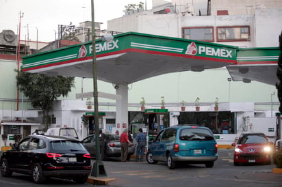 La 'decisión' del gobierno federal de bajar los precios de las gasolinas no está siendo acatada en ninguna de las 32 entidades federativas, en donde al menos una estación de servicio en cada uno de estos estados continúan vendiendo combustibles caros. (ARCHIVO)