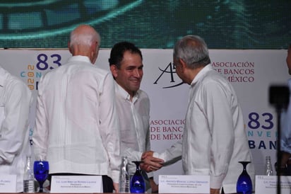 Arturo Herrera, secretario de Hacienda saluda a banqueros en la pasada convención bancaria. (ARCHIVO) 