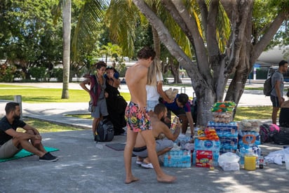 La Asociación de Hoteles de Cancún, Puerto Morelos y la Zona Continental de Isla Mujeres indicó que han cerrado 28 hoteles en estos centros vacacionales. En Yucatán, se reportó que la ocupación se desplomó al 5%.
(ARCHIVO)