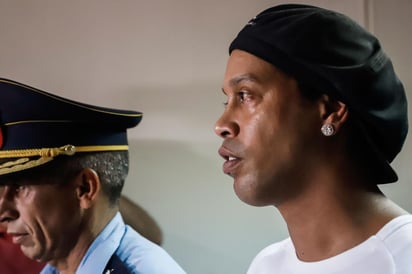 La causa de Ronaldinho Gaúcho, el preso más famoso de Paraguay, ha pasado de ser primera página en el país sudamericano a quedar opacada por el COVID-19. (ARCHIVO)