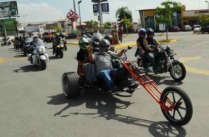 Utilizar casco sigue siendo obligatorio para evitar multas de la SSCP que van desde los 845 hasta cerca de 9 mil pesos. (ARCHIVO)