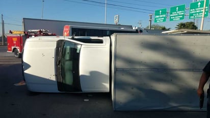 El choque entre el camión de ruta y la camioneta terminó en volcadura; autoridades no reportaron lesionados. (EL SIGLO DE TORREÓN)