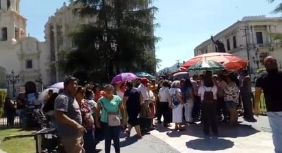 Fue alrededor de las diez de la mañana que los comerciantes de diversos locales, se dieron cita en la Plaza de Armas, donde manifestaron su inconformidad. (EL SIGLO COAHUILA)