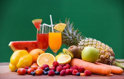 El tomar un jugo de frutas y vegetales a primera hora en la mañana puede brindar un impulso de energía de forma natural sin tener que recurrir a estimulantes como el café. (ARCHIVO)