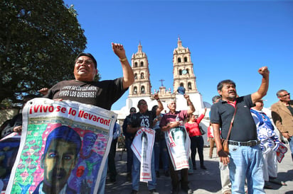 Manifestantes en el caso Ayotzinapa. (ARCHIVO)