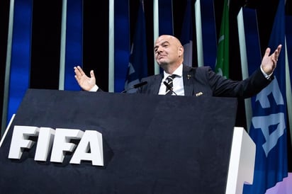 El organismo que dirige el italiano Gianni Infantino tendrá que hacer frente a la crisis económica que podría llegar al futbol internacional ante la pandemia por coronavirus en el mundo. (ARCHIVO)