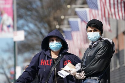 Estados Unidos pasó a liderar el número de casos positivos de COVID-19 en el mundo, según datos de la Universidad Johns Hopkins. (ARCHIVO)