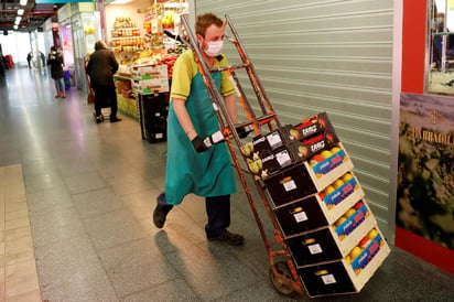 Las medidas excepcionales de confinamiento impuestas para frenar la pandemia han supuesto, hasta ahora, la presentación de solicitudes de regulación temporal de empleo en más de 210,000 empresas. (EFE)