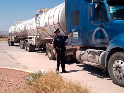 Fue interceptado el tractocamión acoplado a un semirremolque a la altura del kilómetro 012+200 de la carretera (930) Gómez Palacio-Jiménez. (EL SIGLO DE TORREÓN)