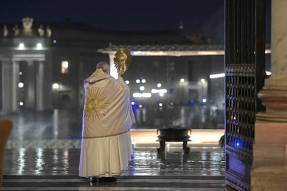 De acuerdo con los ritos de esta iglesia, actualmente, cuando el papa Francisco dicta esta bendición porta un hábito color coral, aunque en la antigüedad el sumo pontífice en turno vestía una “capa pluvial”, una larga capa ceremonial. (EFE)
