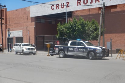 Paramédicos de la Cruz Roja le brindaron los primeros auxilios a ambos conductores, quienes fueron atendidos abordo de la ambulancia, sin embargo, ninguno requirió de su traslado a un hospital. (ARCHIVO)