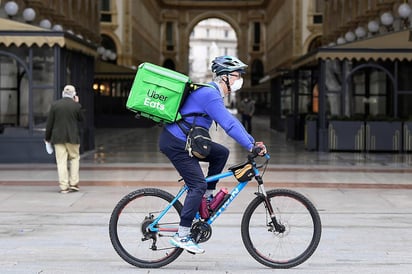 Todo lo que son entregas a domicilio están ganando, las plataformas de Rappi, Sin Delantal, UberEats, que están entregando para que la gente no salga de sus casas. (ESPECIAL)