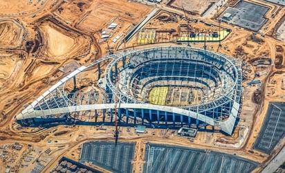 El proyecto del SoFi Stadium se mantuvo abierta por un permiso de seguir en construcción, ya que representa una inversión cercana a los 5 mil millones de dólares. (CORTESÍA)