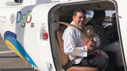 Armendariz Jiménez impartió la bendición desde el templo de Nuestra Señora de los Remedios y posteriormente sobrevoló la ciudad de Durango en la aeronave del Estado llevando al Santísimo Sacramento y a la Virgen de los Remedios. (ESPECIAL)
