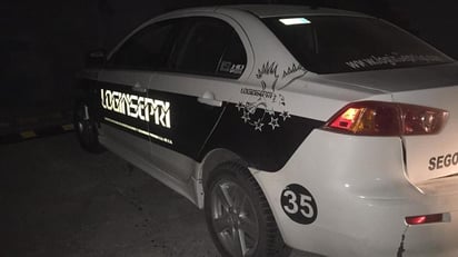 El carro chocó contra la protección del puente. (EL SIGLO DE TORREÓN)