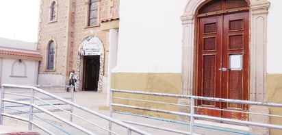 A las seis de la tarde el reloj monumental con el que cuenta la iglesia de Guadalupe en esta ciudad emite un canto católico. (EL SIGLO DE TORREÓN) 