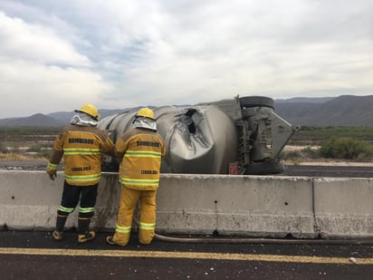 La pipa quedó atravesada en la autopista y cerró la circulación. (EL SIGLO DE TORREÓN)