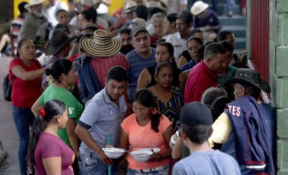 Los grupos armados operativos en Colombia, además, deben respetar la integridad del personal médico, sanitario y humanitario. (ARCHIVO) 