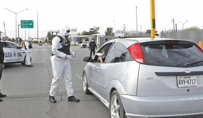 En las fronteras de Piedras Negras y Acuña, en Coahuila, tampoco hay cercos sanitarios. (AP)