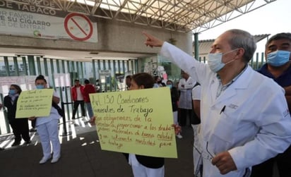 Desde las 8:30 de la mañana de este lunes, un grupo de enfermeras y médicos se apostaron en la entrada del Hospital que está atendiendo enfermos por coronavirus, con carteles en los que exigen equipo suficiente y de calidad.
(EL UNIVERSAL)