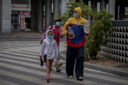 Autoridades de Venezuela informaron hoy que una delegación de médicos especialistas provenientes de China, llegó al país sudamericano para apoyar a los infectados por coronavirus. (ARCHIVO) 