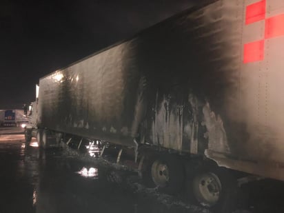 De madrugada se incendian tres cajas de tráiler que se encontraban en el patio de una gasolinera. (EL SIGLO DE TORREÓN)