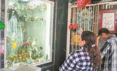 El COVID-19 es un fantasma que recorre la Ciudad de México, por lo que la mujer afirma: 'Hay que temer más a los vivos que al virus. Dios es perfecto, es único, nos ama. Después, mi niña hermosa'.
(EL UNIVERSAL)