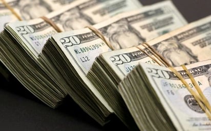 El peso mexicano se apreció un 1.37 % en la jornada de este martes frente al dólar estadounidense en el mercado interbancario, al intercambiarse en 23.80 unidades por dólar, pero cerró su peor trimestre de los últimos 25 años. (ARCHIVO) 