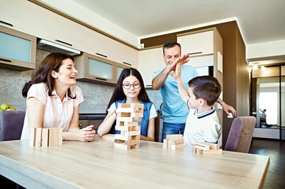 Los juegos de mesa son una opcion ideal para convivir en familia.