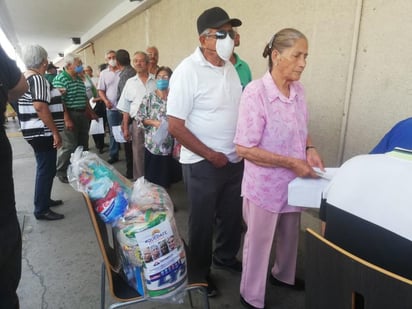 La repartición de las despensas se realiza bajo las medidas preventivas de salud ante el coronavirus. (EL SIGLO DE TORREÓN)