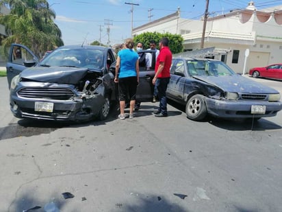 Se pasa alto y provoca choque en el sector Centro de Torreón. (EL SIGLO DE TORREÓN)