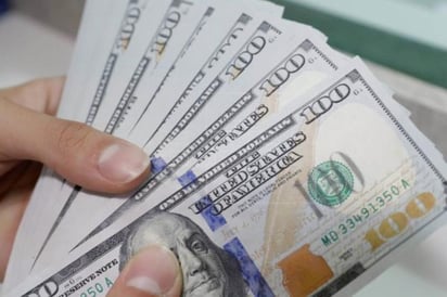 El dólar se vende al menudeo en ventanillas bancarias en 24.42 pesos en Banamex, en 25.50 en Scotiabank, en 24.20 en BBVA Bancomer, en 24.80 en Inbursa y en 24.65 en Banorte.
(ARCHIVO)