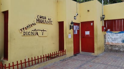 La Casa del Migrante 'Frontera Digna' de Piedras Negras dejó de recibir temporalmente a migrantes, a partir de este jueves, solo permanecerán alrededor de 75 personas. Un cartel en el exterior del inmueble lo deja claro: Cerrado hasta nuevo aviso. No insista. (RENÉ ARELLANO)