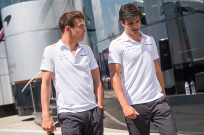 Lando Norris (i) y Carlos Sainz (d) fueron anunciados sobre los recortes que la escudería alemana hará a sus respectivos salarios. (ARCHIVO)