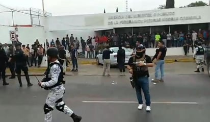 Los migrantes fueron evacuados del lugar, siendo alrededor de 165 entre hombres y mujeres.
(EL SIGLO COAHUILA)