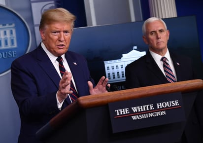 La Casa Blanca está tomando nuevas medidas para proteger al presidente Donald Trump (i) y al vicepresidente Mike Pence (d) del contagio de COVID-19. (ARCHIVO) 