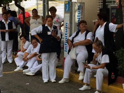 Una enfermera que labora en la Unidad de Medicina Familiar 55 del Instituto Mexicano del Seguro Social (IMSS), en Sinaloa, reportó que fue víctima de un ataque por parte de un desconocido, quien le arrojó cloro cuando caminaba por la calle. (ARCHIVO)