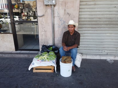 En los alrededores del Mercado Juárez José coloca sus productos, los cuales dijo no vender debido a la baja afluencia de personas.