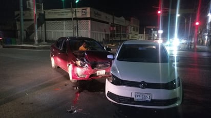 El Chevrolet Aveo resultó más dañado luego de la colisión contra otro automóvil .