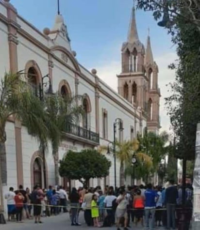 Pese a las recomendaciones de higiene y prevención del Gobierno federal y estatal, en Ciudad Lerdo se otorgan apoyos que provocan aglomeraciones de taxistas y ciudadanos. (VIRGINIA HERNÁNDEZ/EL SIGLO DE TORREÓN)