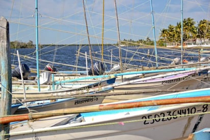 Las autoridades fueron notificadas que familias, en lanchas, iniciaron la travesía a la bahía de Navachiste. (ARCHIVO) 