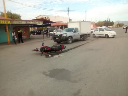 Tanto la camioneta Nissan como la motocicleta Italika que participaron en el accidente resultaron con daños materiales. (EL SIGLO DE TORREÓN)