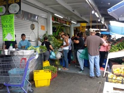 Sin ninguna medida, varios locales tenían filas de personas esperando ser atendidas. (EL SIGLO DE TORREÓN)