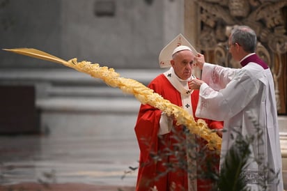 En la imagen se observa al papa Francisco, quien se alista para la procesión de los Ramos, que da inicio a la Semana Santa, y que se celebrará sin fieles por el coronavirus. (AP) 