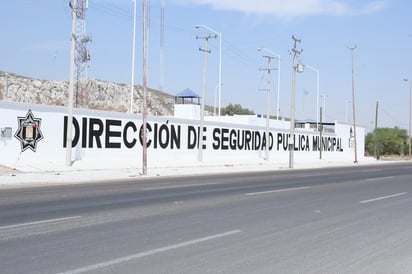 Elementos de distintas corporaciones de seguridad acudieron al lugar del robo para entrevistarse con los afectados. (EL SIGLO DE TORREÓN)