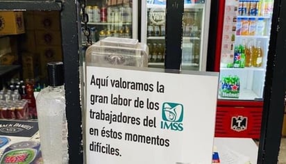 El anuncio colocado a las afueras del negocio promete cerveza al personal que presente su gafete del IMSS (ESPECIAL)    