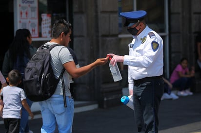 La sobredemanda de alcohol y gel antibacterial provocada por la emergencia sanitaria debido al COVID-19 ha activado al sector de la caña de azúcar en México, al que están integrados ingenios y alcoholeras. (ARCHIVO)