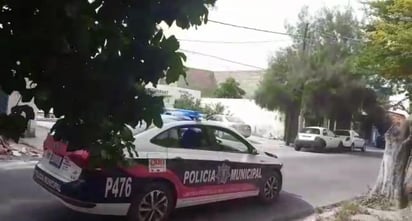 En lugar de realizar tareas de vigilancia y combatir a grupos criminales, agentes de seguridad usan los altavoces de sus patrullas para invitar a la gente a quedarse en casa en la Ciudad Jardín. (EL SIGLO DE TORREÓN)